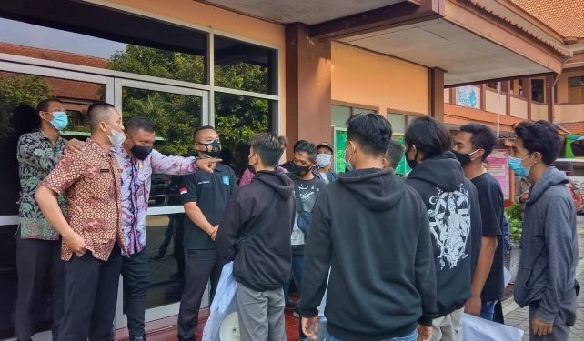 Aksi mahasiswa IAIN Kediri atasnamakan Aliansi Mahasiswa Peduli Kepada Korban Penyintas (Kintan Kinari Astuti)