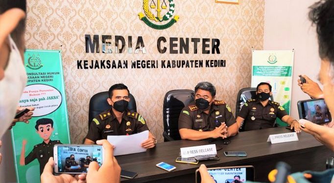 Kajari Dedy Priyo Handoyo didampingi Kasi Pidsus Deddy Agus Oktavianto dan Kasi Intel Rony saat jumpa pers (Nanang Priyo Basuki)