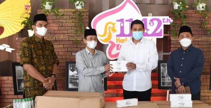 Ketua PCNU, Gus Ab menyerahkan bantuan didampingi Heri Susanto pemilik Sahabat Baru Group (istimewa)