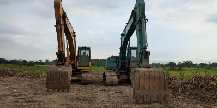 Alat berat milik PT. Gemilang dihentikan beroperasi hingga proses ganti rugi selesai (Nanang Priyo Basuki)