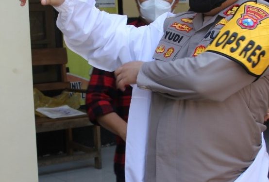 Kapolres Kediri Kota AKBP Wahyudi saat persiapan memakai APD (Humas Polres Kediri Kota)