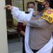 Kapolres Kediri Kota AKBP Wahyudi saat persiapan memakai APD (Humas Polres Kediri Kota)