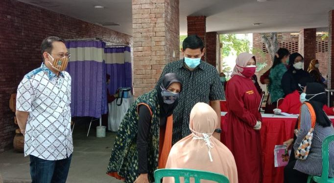 Pelaksanaan vaksinasi di Taman Sekartaji dengan sasaran ibu hamil (Kintan Kinari Astuti)