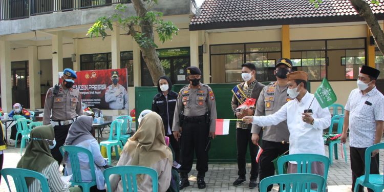Acara vaksinasi Merdeka Semeru digelar Polres Kediri Kota di Ponpes Salafiyyah (Yusril Ihsan)