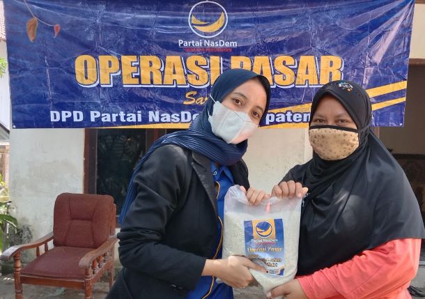 Masa Pandemi Srikandi NasDem Gelar Beras Murah di Bogo Kidul Plemahan