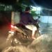 Pengguna jalan terhalang air banjir menggeluarkan asap dan berbau amoniak (istimewa)