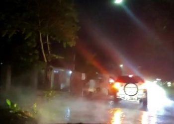 Air meluber ke jalanan mengeluarkan asap dan bau tidak sedap (Nanang Priyo Basuki)