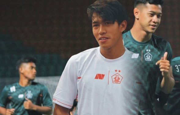 Yudha (kaos putih) pemain baru Persik Kediri dan Sabil (kaos hijau) pindah ke PSMS Medan (persik fc)
