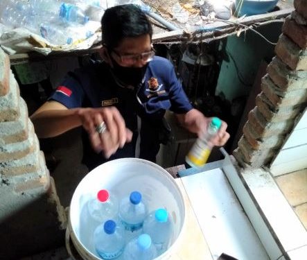 Anggota Polsek Pesantren saat menggeledah rumah Dayat (Humas Polsek Pesantren)