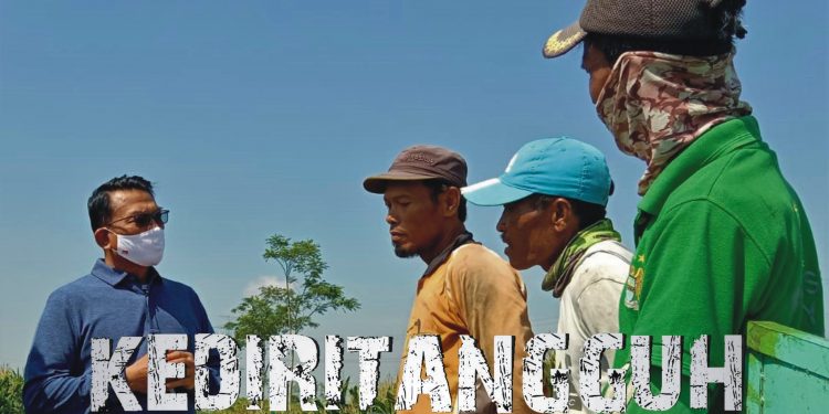 Saat menemui sejumlah petani di Desa Pesing Kecamatan Purwoasri (Kintan Kinari Astuti)