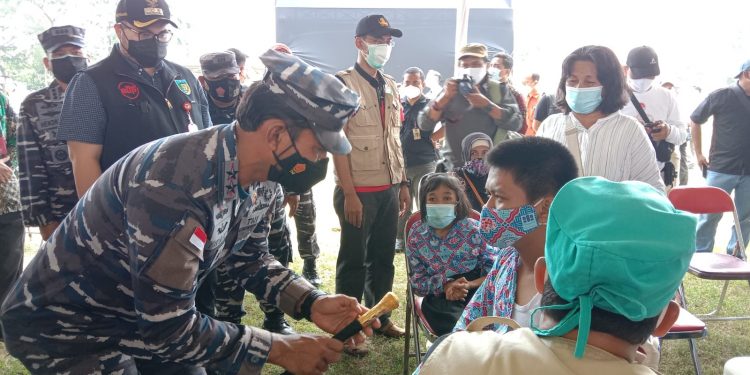 Panglima Koarmada II Laksda TNI Dr. Iwan Isnurwanto saat serahkan tongkat komando (Kintan Kinari Astuti)