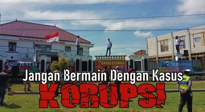 Massa IPK demo di Kantor Kejaksaan Kabupaten Kediri (Kintan Kinari Astuti)