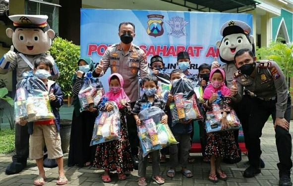 Kapolres Kediri AKBP Lukman Cahyono bersama Kasat Lantas AKP Bobby M. Zulfikar bersama perwakilan anak-anak (Humas Polres Kediri)