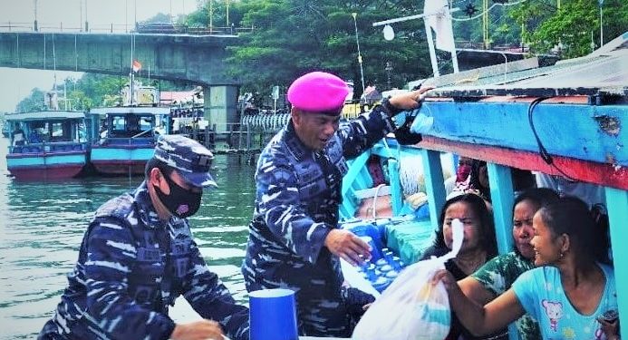 Suasana acara bakti sosial dalam rangka HUT ke-78 TNI AL (Pomal Padang)