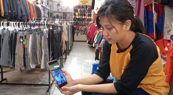 Eka Noviana pemilik Toko Solo Indah Fashion menunjukkan rekaman CCTV (Kintan Kinari Astuti)