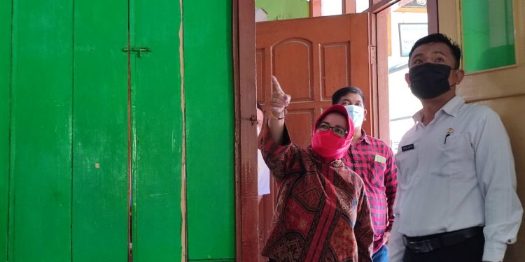 Bunda Ganik saat sidak bangunan kelas di SD Negeri Burengan III yang rusak (Nanang Priyo Basuki)
