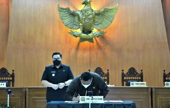 Penandatangan bersama nota persetujuan Raperda Perubahan APBD (Sekwan)