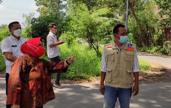 Bunda Ganik saat sidak di Sungai Balong didampingi Lurah Burengan Adi Sutrisno (Nanang Priyo Basuki)
