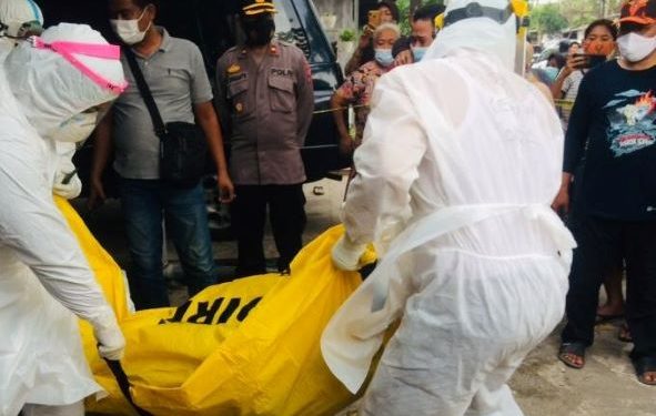 Jenasah Renaldi saat dievakuasi dari lokasi kejadian (Yusril Ihsan)
