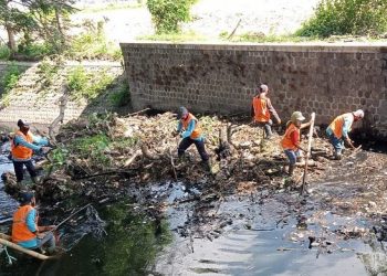 Tim PUPR Pemerintah Kota Kediri saat melakukan pembersihan (Pemkot Kediri)