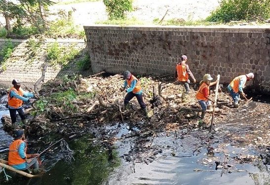Tim PUPR Pemerintah Kota Kediri saat melakukan pembersihan (Pemkot Kediri)