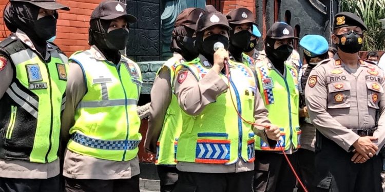 Kasat Samapta AKP Riko Saksono diantara para Polwan Polres Kediri (Kintan Kinari Astuti)