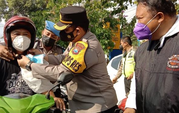 Pembagian helm dan jaket selain sembako dan masker kepada pengguna jalan melintas Mapolres Kediri Kota (Kintan Kinari Astuti)