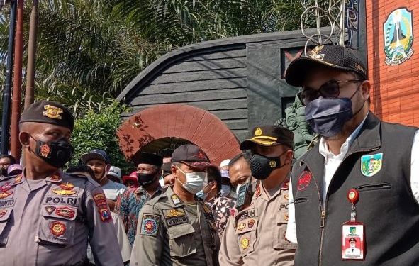 Mas Bup saat menemu aksi damai di depan Pendopo Panjalu Jayati (Yusril Ihsan)