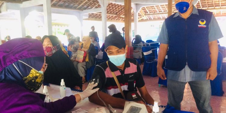 Ketua DPD Partai NasDem Kabupaten Kediri, Lutfi Mahmudiono saat meninjau vaksinasi di Balai Desa Wonojoyo (Yusril Ihsan)