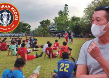 Head Coah Tony Ho saat melihat seleksi akhir calon pemain Persedikab (Nanang Priyo Basuki)