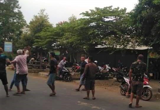 Keributan di jalan utama GOR Jayabaya pada Minggu sore (istimewa)