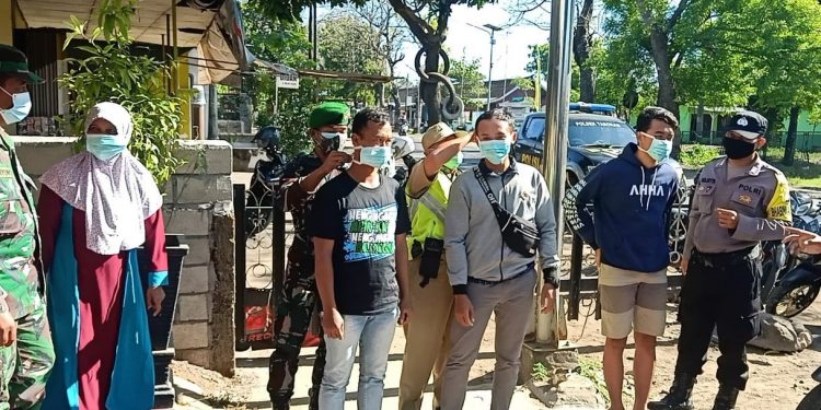 Pembagian masker saat digelar Operasi Yustisi oleh Satgas Covid Tarokan (istimewa)