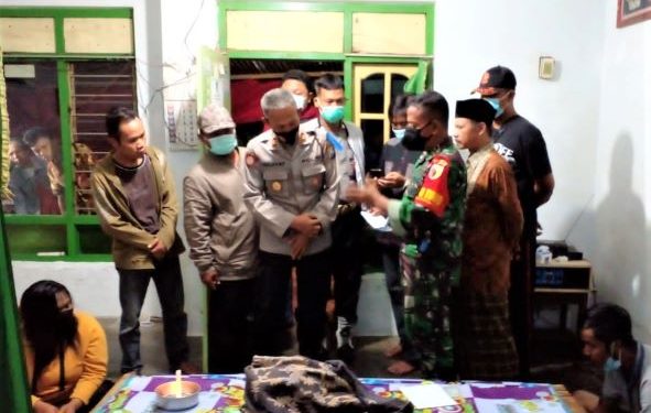 Dipimpin Kapolsek Ngasem Iptu Hidayat Suroso saat amankan bayi hendak dimakamkan (humas)