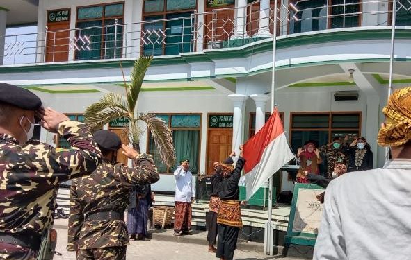 Pengibaran Bendera Merah Putih di Halaman Kantor PCNU Kabupaten Kediri (Kintan Kinari Astuti)