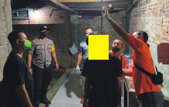 Korban kondisi tergantung di belakang rumahnya (Polsek Ngadiluwih)