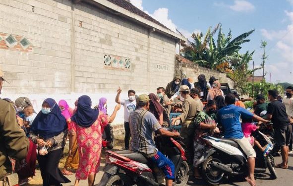 Suasana pembagian telor gratis dilakukan para peternak ayam petelor (Yusril Ihsan)