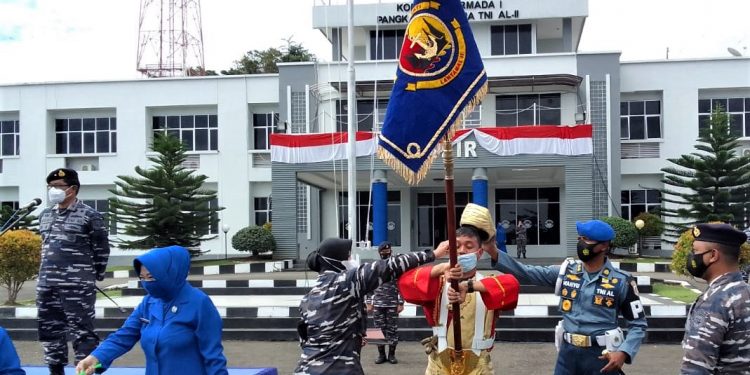 Upacara dilanjutkan tradisi kenaikan pangkat di Lantamal II Padang (Lantamal)