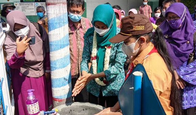 Ketua TP PKK Bunda Fey ajarkan siswa SDN Banjaran 4 cuci tangan (Kintan Kinari Astuti)