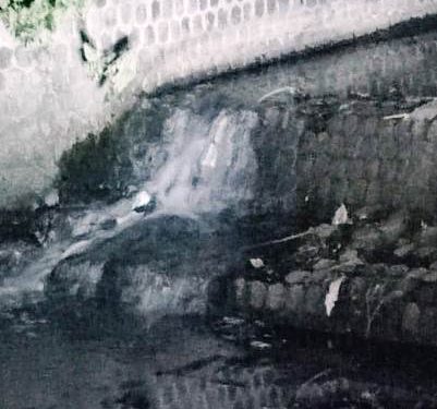 Aliran Sungai Kresek pada Sabtu malam (Nanang Priyo Basuki)