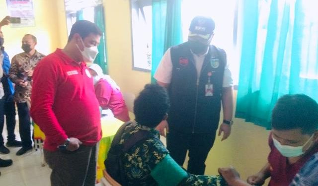 Mas Bup bersama Marsma Rudy saat kunjungi vaksin dosis kedua di SMAN 1 Plosoklaten (Yusril Ihsan)