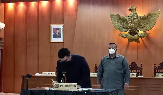 Penandatanganan raperda terkait narkoba di Gedung DPRD Kabupaten Kediri (humas sekwan)
