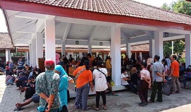Suasana saat kali pertama warga berdatangan di Pendopo Kecamatan Banyakan (Aldimas Muhammad Fahrezi)