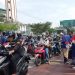 Pembagian bendera di depan Masjid Agung Kota Kediri (Aldimas Muhammad Fahrezi)