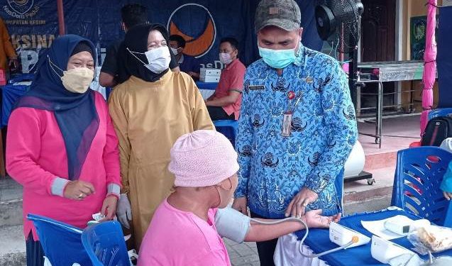 Vaksinasi digelar DPD Partai NasDem Kabupaten Kediri di Balai Desa Toyoresmi (Yusril Ihsan)