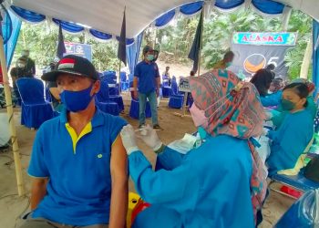 Vaksinasi digelar DPD Partai Nasdem di Hutan Wisata Alaska (Yusril Ihsan)