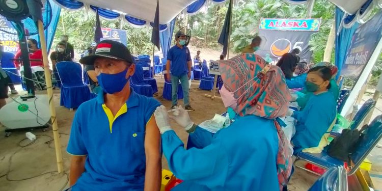 Vaksinasi digelar DPD Partai Nasdem di Hutan Wisata Alaska (Yusril Ihsan)