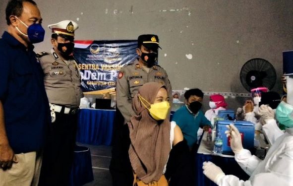 Sentra Vaksinasi Nasdem Peduli digelar di Balai Desa Badal Pandean Ngadiluwih (Yusril Ihsan)