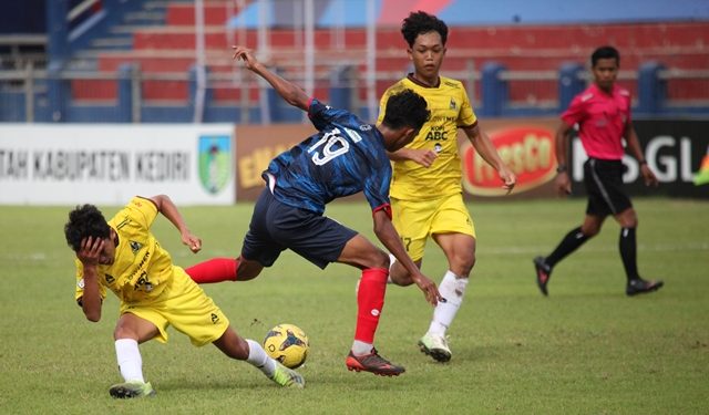Persedikab melawan Persekam di Stadion Brawijaya Kota Kediri (Nanang Priyo Basuki)