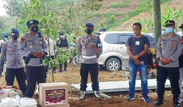 Komandan Kompi AKP. Anacleto Soares saat penyerahan sembako (istimewa)