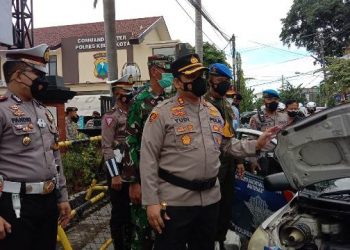 Kapolres Kediri Kota AKBP Wahyudi saat memeriksa kesiapan pasukan di Halaman Mapolres Kediri Kota (Kintan Kinari Astuti)